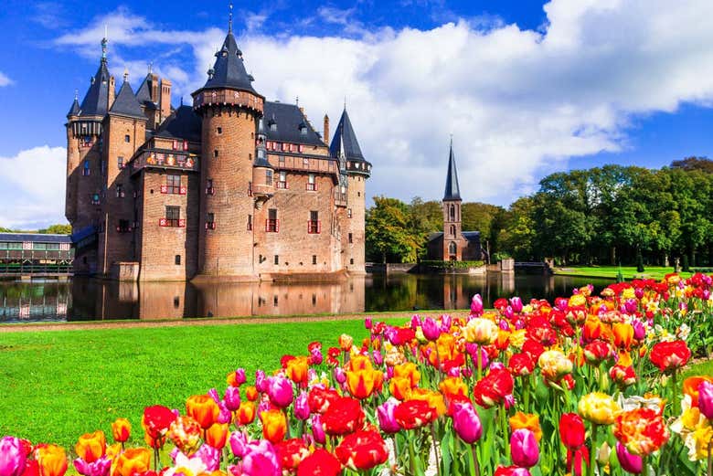Tulipas coloridas em frente do castelo de Haar