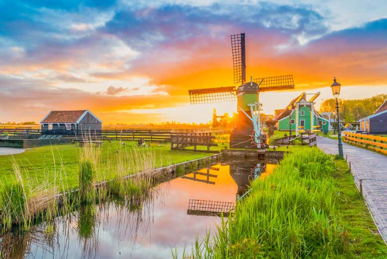 Moinho na zona rural da Holanda em Zaanse Schans