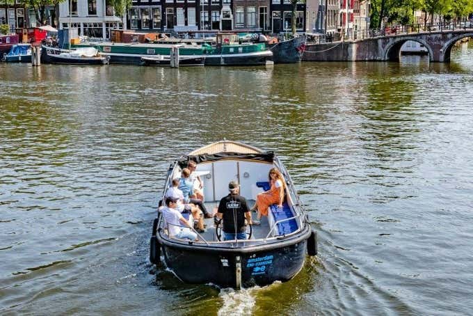 Navegando na barca pelos canais de Amsterdam