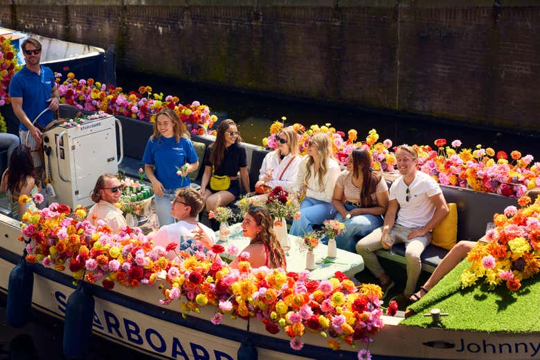 Navegando por Amsterdam em uma barca decorada com flores