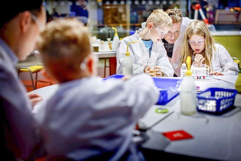 Crianças brincando no laboratório