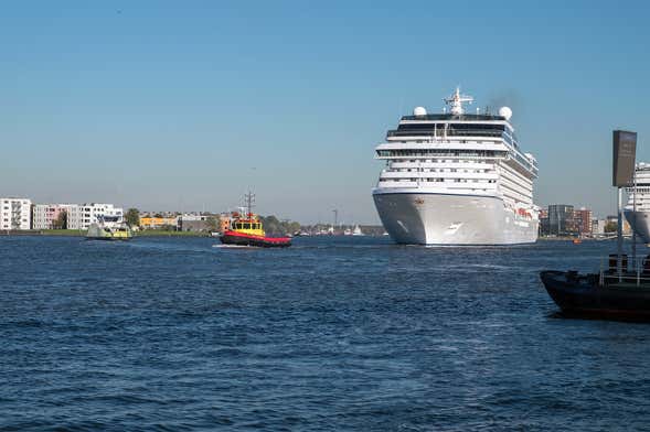 Passeio de barco pelo porto de Amsterdam